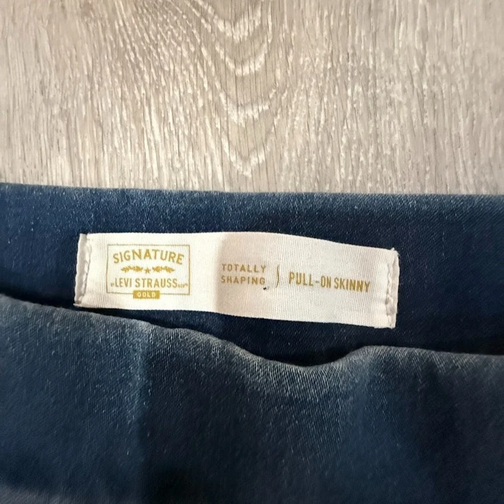 Signature Levi Strauss Gold Totally Shaping Pull‎ On Skinny Jeans Medium Wash 4M
